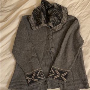 Beautiful gray wool sweater w/patterned lapel. XL